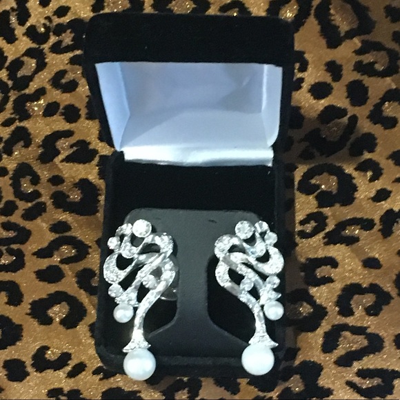 Rhinestone & pearl pierced earrings - Picture 2 of 7